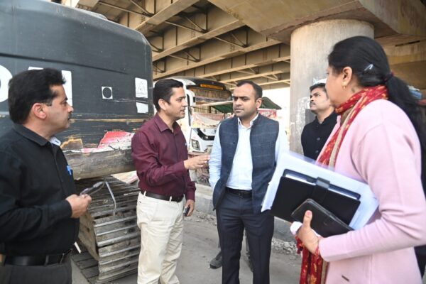 डीएम मयूर दीक्षित ने दूधाधारी चौक भूपतवाला में बिछाई जा रही सीवर लाइन निर्माण कार्यों का किया स्थलीय निरीक्षण, दिए निर्देश