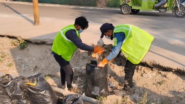 धर्मनगरी हरिद्वार को स्वच्छ, क्लीन एवं मॉडल जनपद बनाने के लिए चलाया गया सफाई अभियान, डीएम मयूर दीक्षित स्वयं धरातल पर उतरे