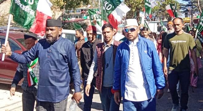 सड़कों की बदहाली पर उक्रांद कार्यकर्ता भड़के