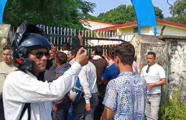 कनिष्ठ सहायक के पद पर साक्षरता को लेकर हुआ विवाद