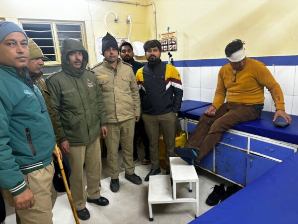 मानवता ही सबसे बड़ा धर्म : रुद्रप्रयाग के संभागीय निरीक्षक चेतन प्रकाश ने घायल व्यक्ति की जान बचाकर पेश की कर्तव्यनिष्ठा की मिसाल