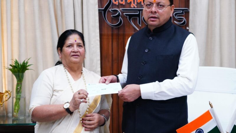 मुख्यमंत्री राहत कोष के लिए पर्वतारोही बछेंद्री पाल ने प्रदान किया 10 लाख का चेक