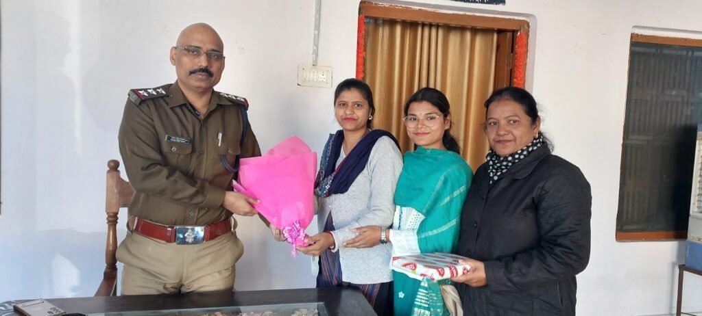 कोटद्वार : चोरी हुई स्कूटी चंद घंटों में बरामद, मित्र पुलिस का धन्यवाद करने पहुंचे फरियादी