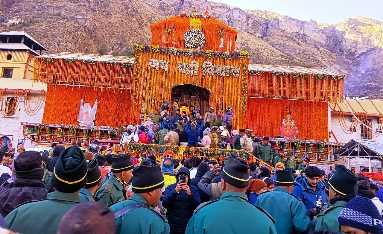 जय बदरीविशाल के उदघोष के साथ हुए धाम के कपाट बंद