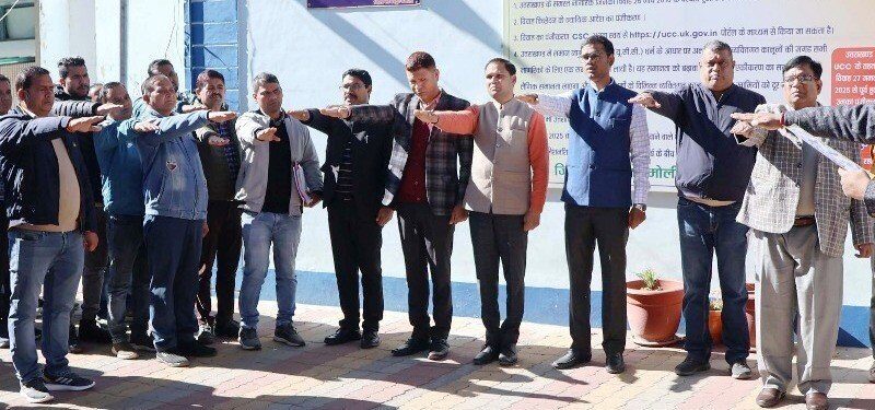 डीएम गौरव कुमार ने दिलाई कर्मचारियों को संविधान की शपथ