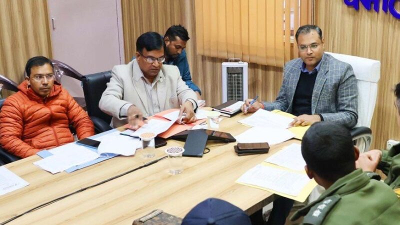 भूमि संबंधी लंबित मामलों का त्वरित करें निस्तारण – डीएम गौरव कुमार