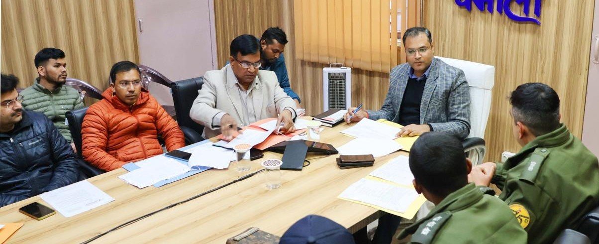 भूमि संबंधी लंबित मामलों का त्वरित करें निस्तारण – डीएम गौरव कुमार