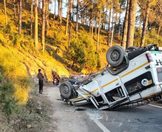 उत्तरकाशी : बड़कोट के पास डंडालगांव में बोलेरो पिकअप पलटी, चार घायल