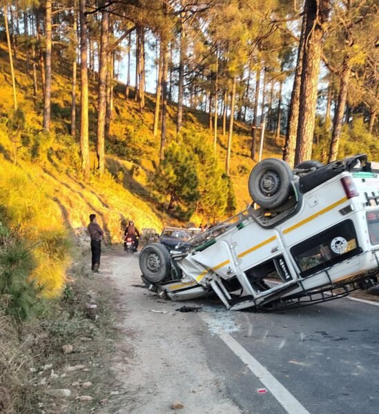 उत्तरकाशी : बड़कोट के पास डंडालगांव में बोलेरो पिकअप पलटी, चार घायल
