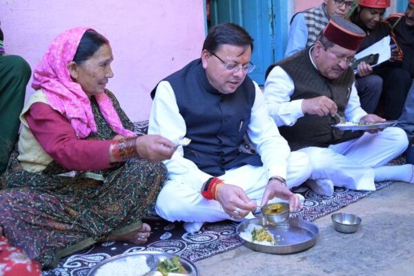 लोकपर्व इगास-बग्वाल पर आपदा प्रभावितों के बीच पहुंचे मुख्यमंत्री पुष्कर सिंह धामी