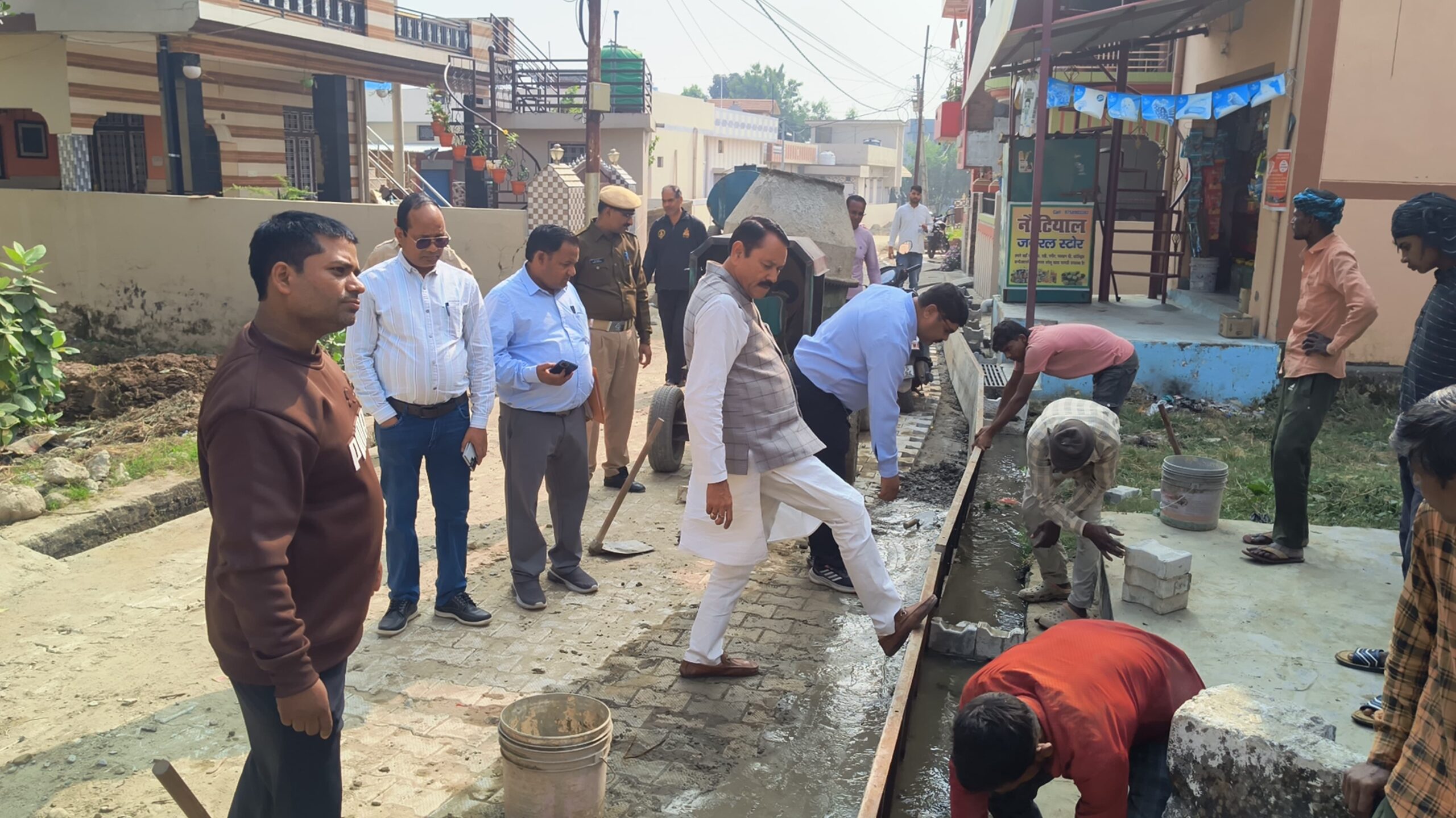मेयर शैलेन्द्र रावत ने किया सड़क निर्माण कार्यों का स्थलीय निरीक्षण