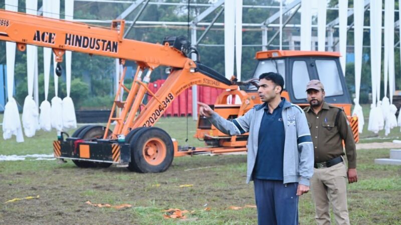 प्रधानमंत्री के कार्यक्रम की तैयारियों का जायजा लेने सुबह 5:30 बजे कार्यक्रम स्थल एफआरआई पहुंचे डीएम सविन बंसल