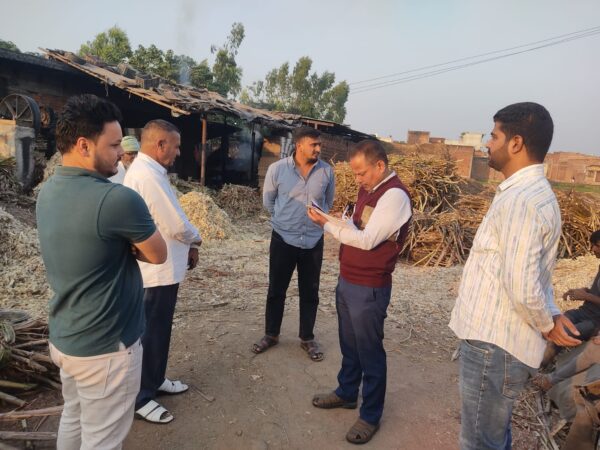 प्रदूषण नियंत्रण बोर्ड की टीम ने लंढौरा क्षेत्र में कोल्हू संचालकों को थमाये नोटिस