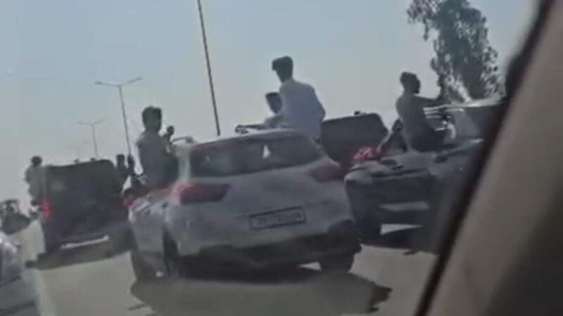 हाइवे पर बारातियों की कार से बाहर निकलकर हुड़दंग मचाने वाले युवकों का पुलिस ने काटा चालान
