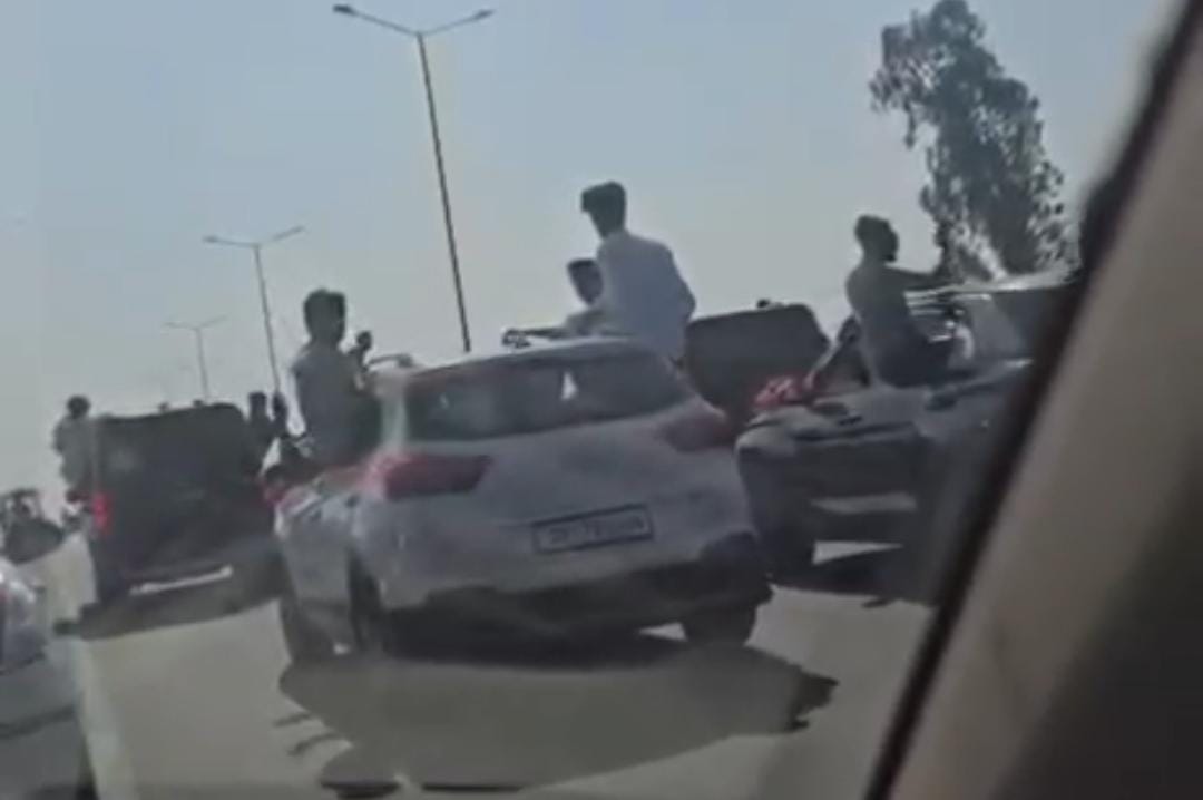 हाइवे पर बारातियों की कार से बाहर निकलकर हुड़दंग मचाने वाले युवकों का पुलिस ने काटा चालान