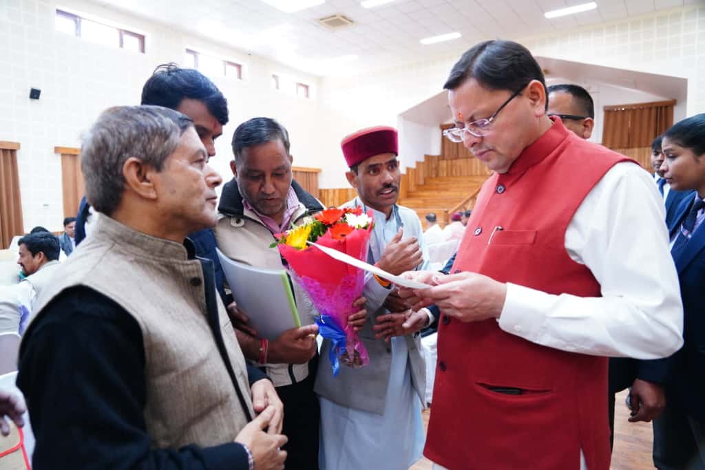 मुख्यमंत्री धामी ने जनता मिलन कार्यक्रम में सुनी जन समस्याएं