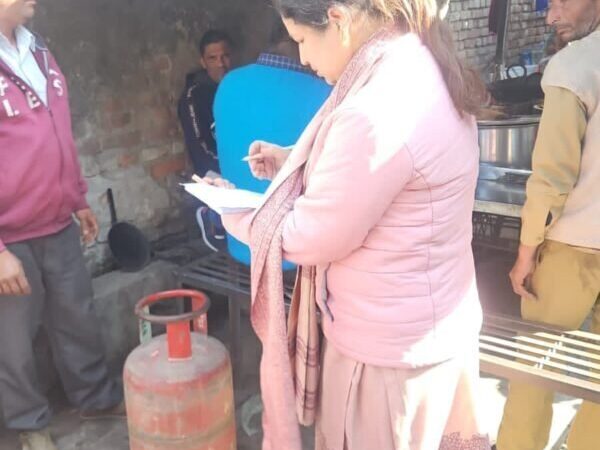 घरेलू सिलेंडर के व्यावसायिक इस्तेमाल को लेकर 23 जगह छापेमारी, 2 सिलेंडर मिलने पर 4600 का जुर्माना