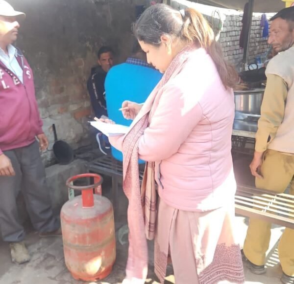 घरेलू सिलेंडर के व्यावसायिक इस्तेमाल को लेकर 23 जगह छापेमारी, 2 सिलेंडर मिलने पर 4600 का जुर्माना