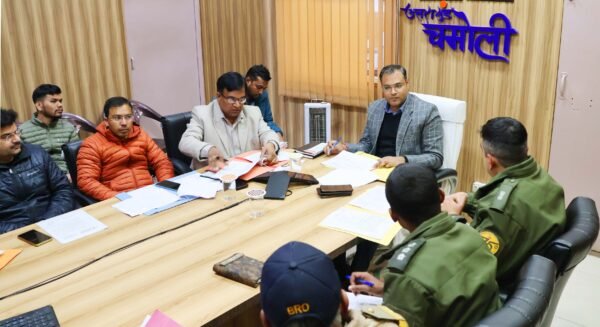 डीएम गौरव कुमार ने ली बीआरओ, एनएचआईडीसीएल एवं रेलवे परियोजना की समीक्षा बैठक, अधिकारियों को दिए निर्देश