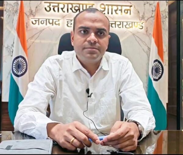 डीएम मयूर दीक्षित ने एक ही स्थान पर लंबे समय से जमें 23 चकबंदी कार्मिकों का किया तत्काल स्थानान्तरण