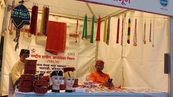 सात समुंदर पार भी विदेशियों पर छाया उत्तराखंड के पारंपरिक गहनें और गढ़वाली टोपी का जादू