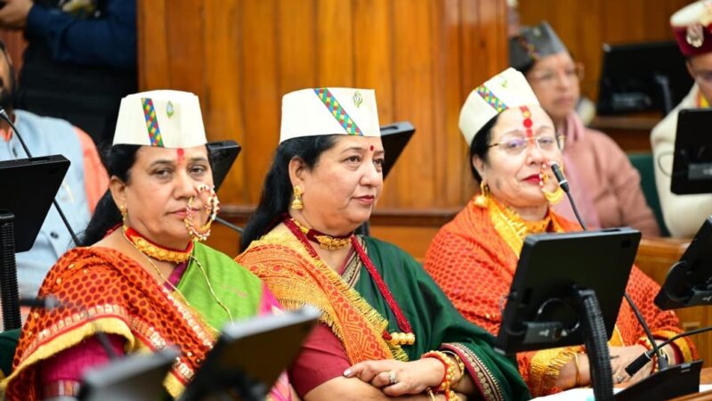 उत्तराखंड विधानसभा विशेष सत्र : पारंपरिक गहने पहनकर सत्र में पहुंची महिला विधायक