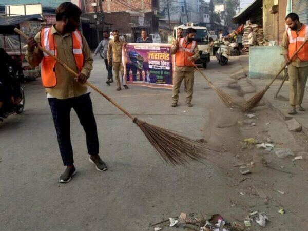 हरिद्वार : जिले के सभी निकायों तथा ग्रामीण क्षेत्रों में चलाया जा रहा विशेष स्वच्छता सप्ताह अभियान, डीएम मयूर दीक्षित स्वयं कर रहे मॉनिटरिंग