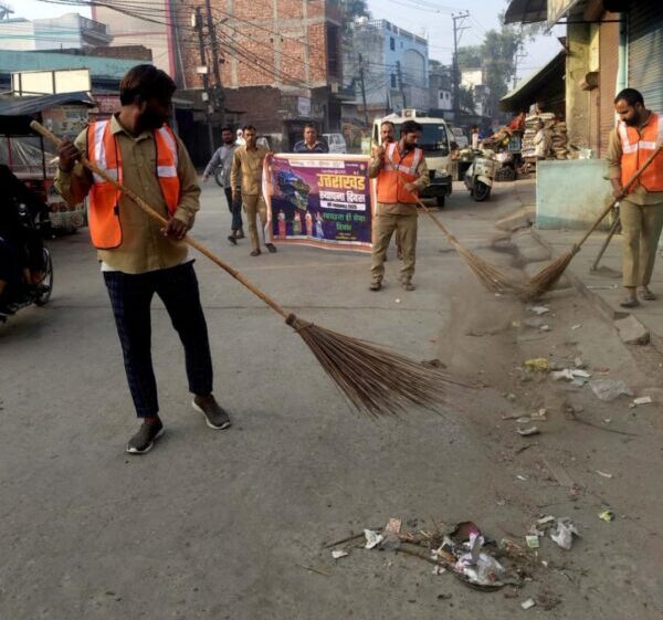 हरिद्वार : जिले के सभी निकायों तथा ग्रामीण क्षेत्रों में चलाया जा रहा विशेष स्वच्छता सप्ताह अभियान, डीएम मयूर दीक्षित स्वयं कर रहे मॉनिटरिंग