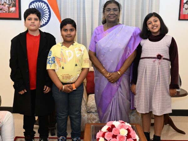 अदम्य, आदविक और वैदिका ने राष्ट्रपति द्रौपदी मुर्मु से की शिष्टाचार भेंट