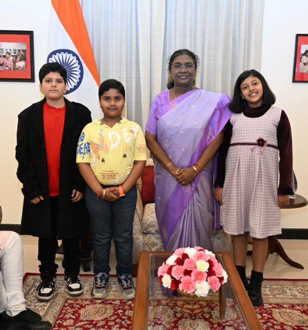 अदम्य, आदविक और वैदिका ने राष्ट्रपति द्रौपदी मुर्मु से की शिष्टाचार भेंट