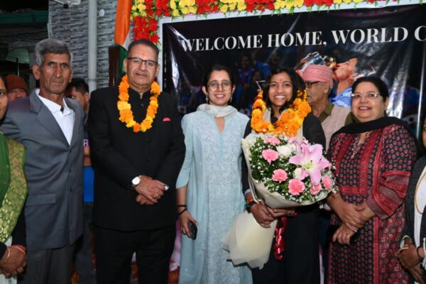 विश्व कप विजेता स्नेहा राणा से मिले कैबिनेट मंत्री गणेश जोशी, कहा – स्नेहा ने उत्तराखंड का मान बढ़ाया, प्रदेश की बेटियों के लिए बनी प्रेरणा स्रोत