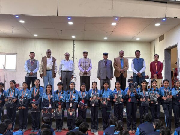 पेन्सनर्स एण्ड सीनियर सिटीजन वेलफेयर ट्रस्ट ने की छात्रो की आर्थिक मदद