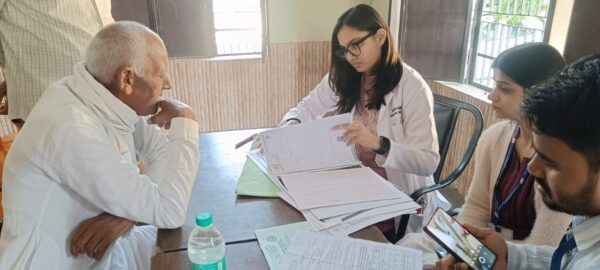 श्री महंत इन्दिरेश अस्पताल ने राष्ट्रीय इण्टर कॉलेज भल्लस्वागाज में लगाया निःशुल्क कैंसर जागरूकता एवं स्वास्थ्य परीक्षण शिविर, 812 मरीजों ने उठाया लाभ