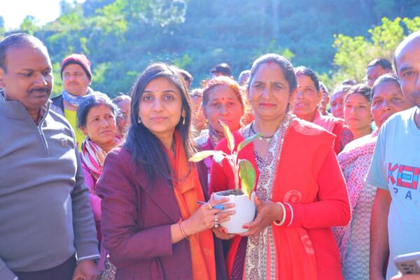 डीएम स्वाति एस. भदौरिया ने काण्डाखाल गांव में सुनीं ग्रामीणों की समस्याएं, मौके पर ही दिए समाधान के निर्देश