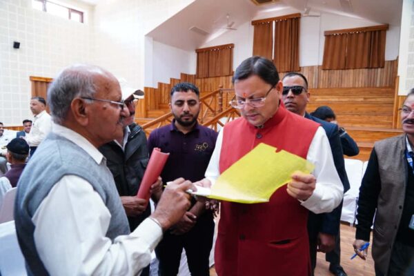 मुख्यमंत्री धामी ने जनता मिलन कार्यक्रम में सुनी जन समस्याएं, अधिकारियों को फीडबैक व्यवस्था सुदृढ़ करने के दिए निर्देश