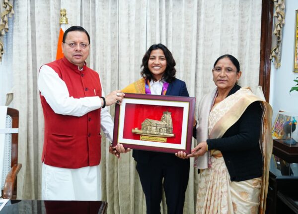 मुख्यमंत्री पुष्कर सिंह धामी से महिला विश्व कप विजेता क्रिकेटर स्नेह राणा ने की शिष्टाचार भेंट