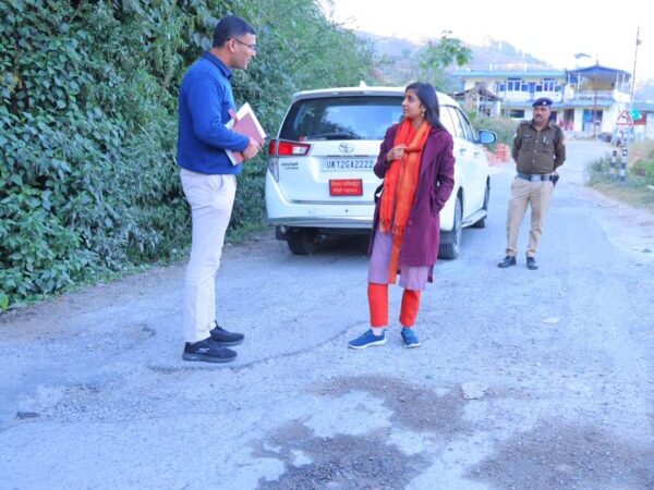 डीएम स्वाति एस. भदौरिया ने सतपुली–श्रीनगर राष्ट्रीय राजमार्ग का किया औचक निरीक्षण, मरम्मत कार्यों में लापरवाही पर जताई नाराजगी, समयबद्ध एवं गुणवत्तापूर्ण कार्य पूर्ण करने के दिए निर्देश