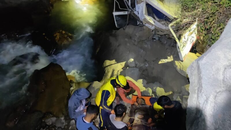 बारातियों का वाहन दुर्घटनाग्रस्त, दो की मौत