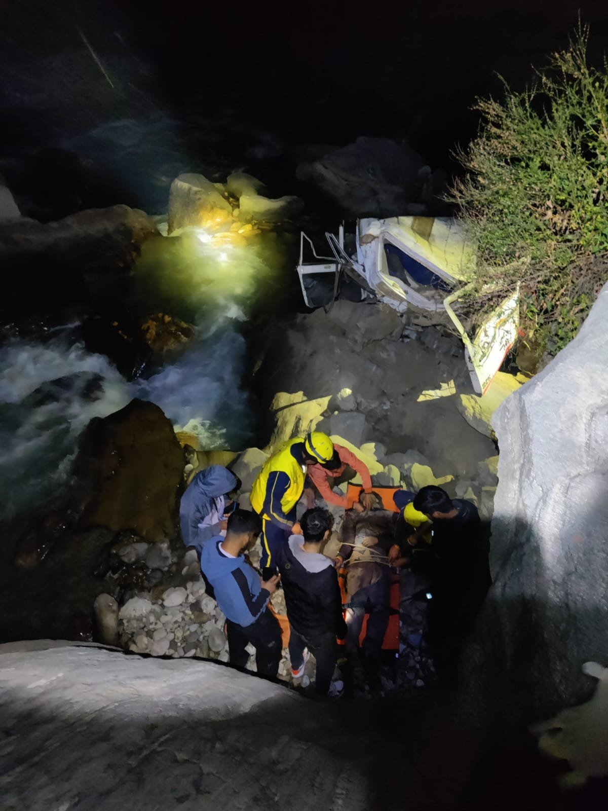 बारातियों का वाहन दुर्घटनाग्रस्त, दो की मौत