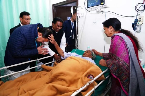 मुख्यमंत्री पुष्कर सिंह धामी ने सीएमआई हॉस्पिटल में भर्ती पूर्व विधायक देशराज कर्णवाल की माताजी का जाना हालचाल