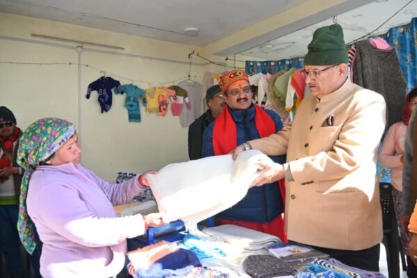 देश के प्रथम गांव माणा पहुंचे ग्राम्य विकास मंत्री गणेश जोशी, सेना के जवानों और ग्रामीणों से की मुलाकात