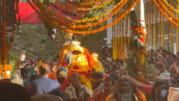 द्वितीय केदार श्री मदमहेश्वर जी की उत्सव डोली के शीतकालीन गद्दीस्थल श्री ओंकारेश्वर मंदिर पहुंचने पर भव्य स्वागत