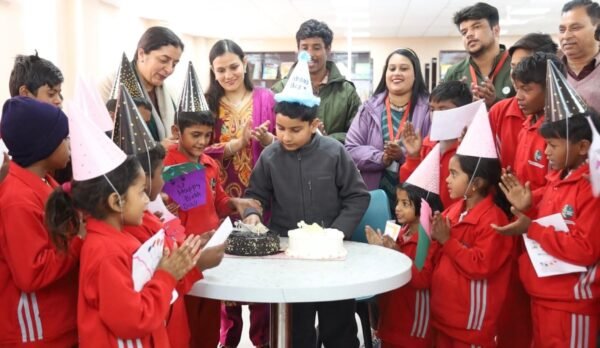 डीएम सविन बंसल के पुत्र सनव ने भिक्षावृत्ति मुक्त बच्चों संग मनाया 8वां जन्मदिन, इंटेंसिव केयर सेंटर के बच्चों के चेहरों पर लाई मुस्कान