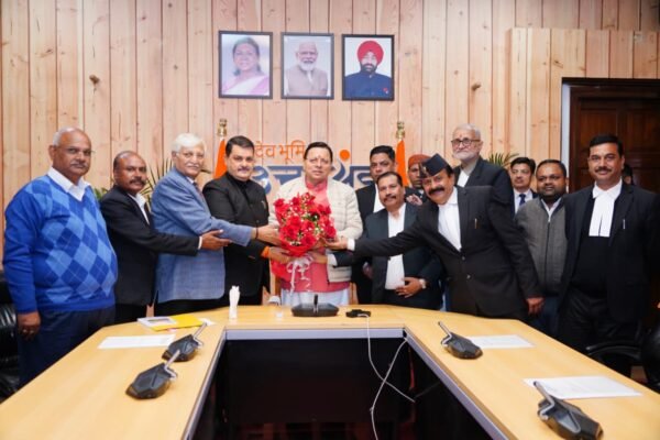 मुख्यमंत्री पुष्कर सिंह धामी से संघर्ष समिति बार एसोसिएशन देहरादून के पदाधिकारियों ने भेंट कर सौंपा, विभिन्न समस्याओं से संबंधित ज्ञापन