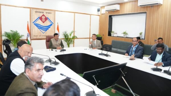 मुख्य सचिव आनन्द बर्द्धन ने पूंजी निवेश योजना और सुधारों की समीक्षा की, विभागाध्यक्षों को प्रतिकूल प्रविष्टि की चेतावनी