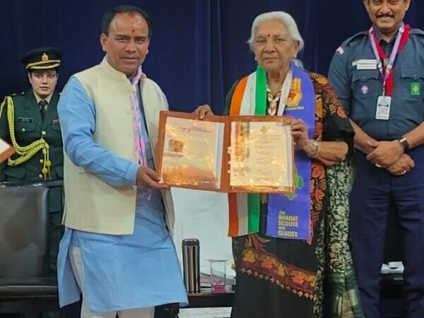 कैबिनेट मंत्री डॉ. धन सिंह रावत “सिल्वर एलीफेंट अवार्ड” से सम्मानित, 19वीं राष्ट्रीय जम्बूरी में उत्तर प्रदेश की राज्यपाल के हाथों मिला सम्मान, कहा – स्काउटिंग अनुशासन, एकता और देशभक्ति का भाव विकसित का मंच