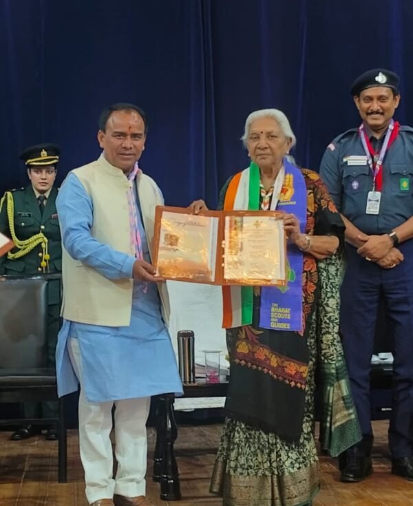 कैबिनेट मंत्री डॉ. धन सिंह रावत “सिल्वर एलीफेंट अवार्ड” से सम्मानित, 19वीं राष्ट्रीय जम्बूरी में उत्तर प्रदेश की राज्यपाल के हाथों मिला सम्मान, कहा – स्काउटिंग अनुशासन, एकता और देशभक्ति का भाव विकसित का मंच