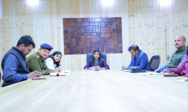 गुलदार-बाघ की बढ़ती सक्रियता पर डीएम स्वाति एस. भदौरिया सख्त, संवेदनशील क्षेत्रों में गश्त बढ़ाने और सर्वे कराने के दिए निर्देश