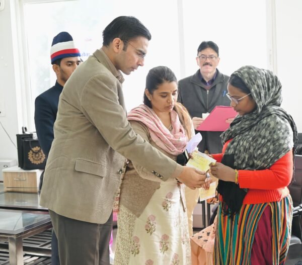 डीएम सविन बंसल की पहल पर असहाय जरूरतमदों के लिए वरदान बन गई जिला प्रशासन की रायफल, अब तक 15 लाख के चैक वितरित, 43 लाभार्थी लाभान्वित