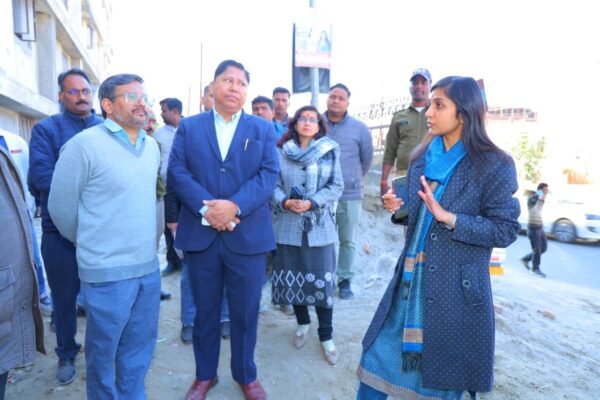 डीएम स्वाति एस. भदौरिया ने एचएनबी बेस हॉस्पिटल के निर्माणाधीन क्रिटिकल केयर ब्लॉक का किया निरीक्षण, समय पर गुणवत्तापूर्ण कार्य करने के दिए सख्त निर्देश